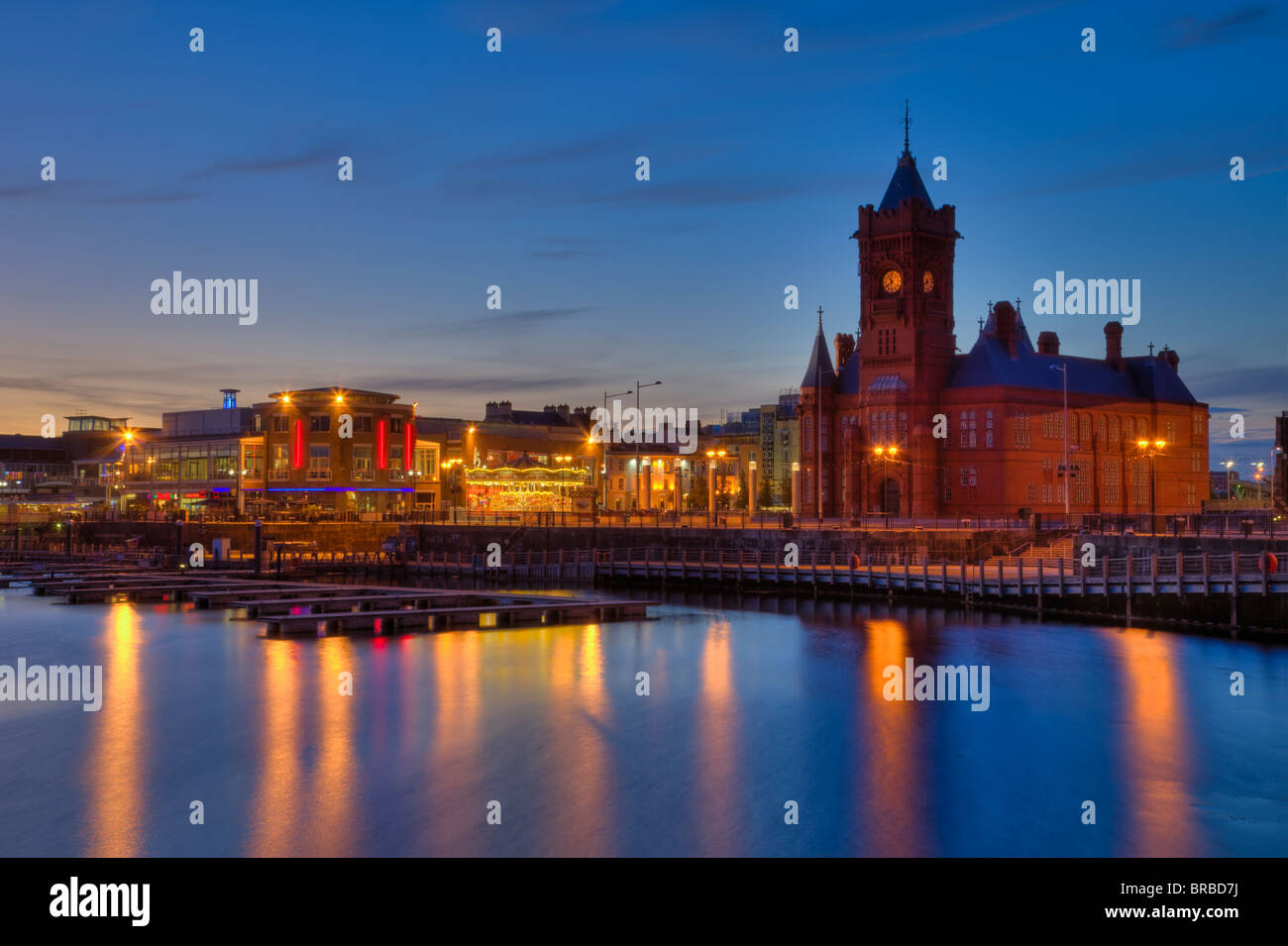 Vue sur Mermaid Dock pour Pierhead building et sur les toits de la ville sur le bord de mer au crépuscule - hdr. La baie de Cardiff, Cardiff, Glamorgan, Pays de Galles, Royaume-Uni. Banque D'Images