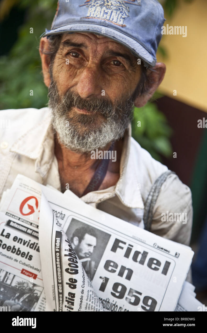 Man selling Granma, le journal officiel du parti communiste de Cuba, Antilles, Amérique Centrale Banque D'Images