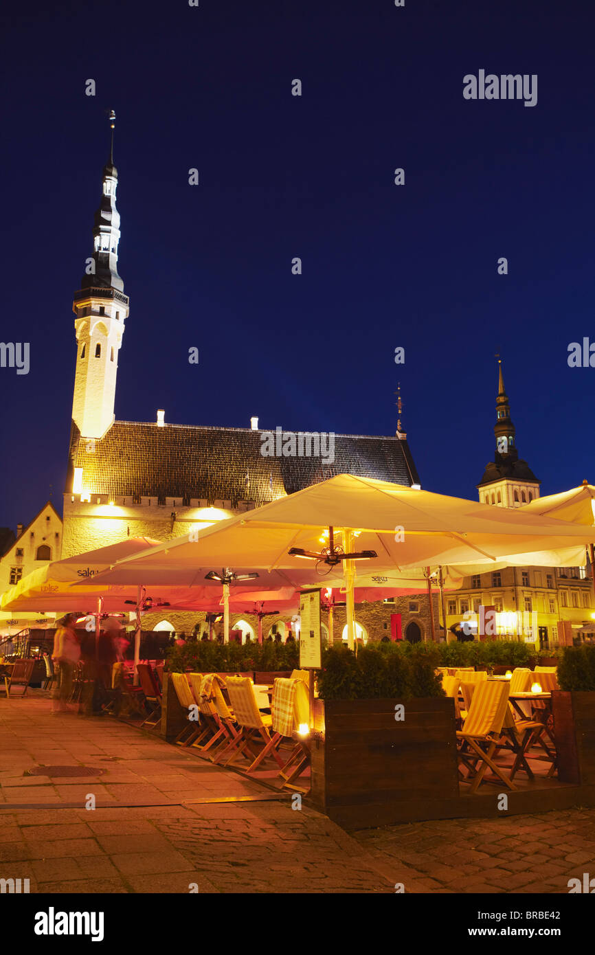 Les cafés en plein air à la place de l'Hôtel de Ville (Raekoja plats), Tallinn, Estonie, Pays Baltes Banque D'Images