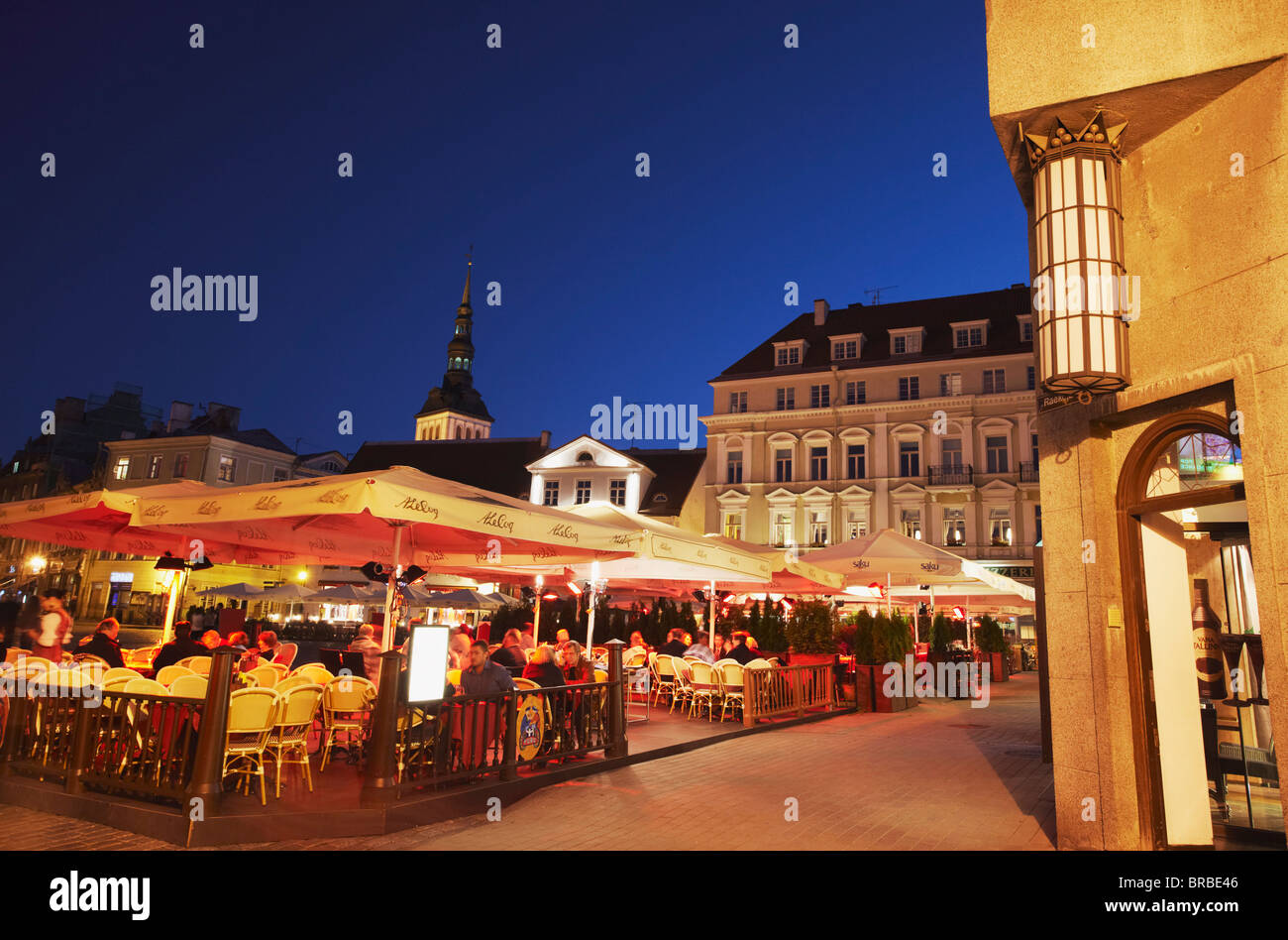 Les cafés en plein air à la place de l'Hôtel de Ville (Raekoja plats), Tallinn, Estonie, Pays Baltes Banque D'Images