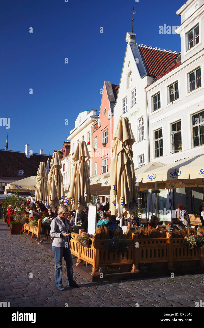 Les cafés en plein air à la place de l'Hôtel de Ville (Raekoja plats), Tallinn, Estonie, Pays Baltes Banque D'Images