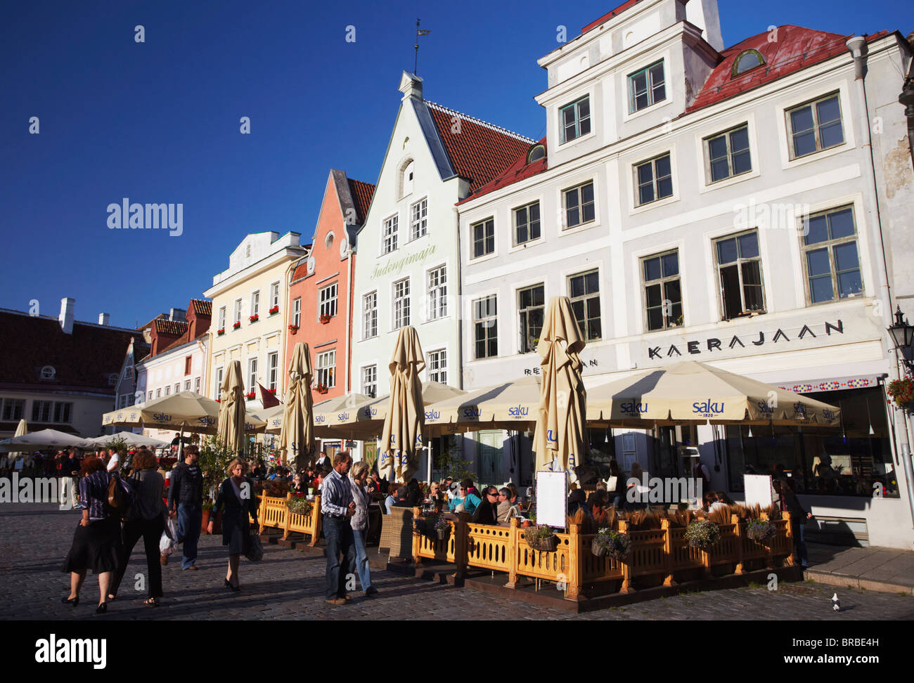 Les cafés en plein air à la place de l'Hôtel de Ville (Raekoja plats), Tallinn, Estonie, Pays Baltes Banque D'Images