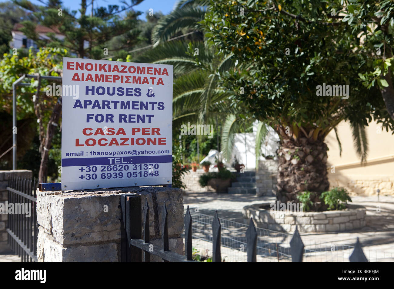 Maisons et Appartements à louer signe sur île de Paxos, Grèce. Banque D'Images