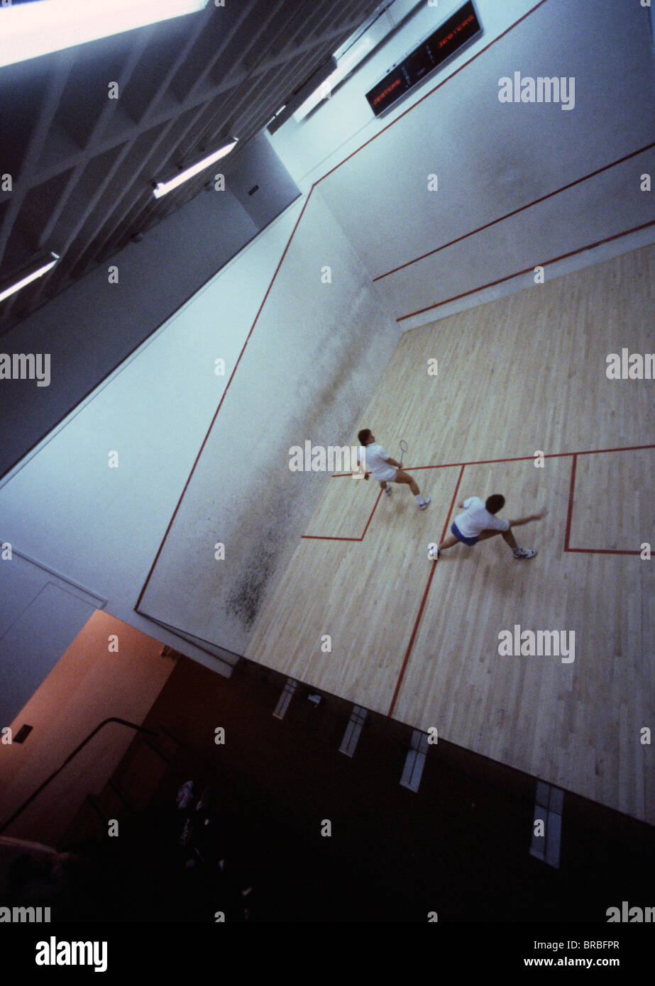 Deux hommes jouer racquetball Banque D'Images