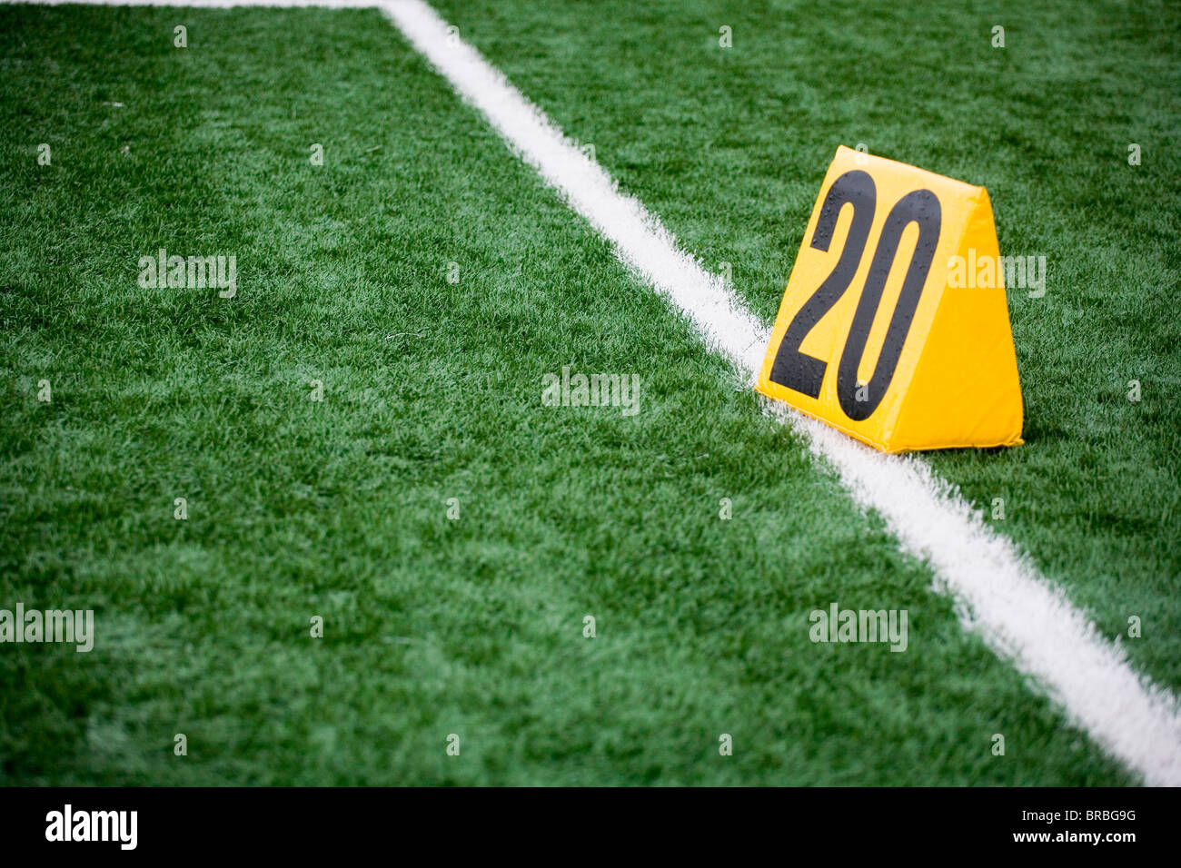20 cour ligne marqueur sur l'astro-turf sports field Banque D'Images
