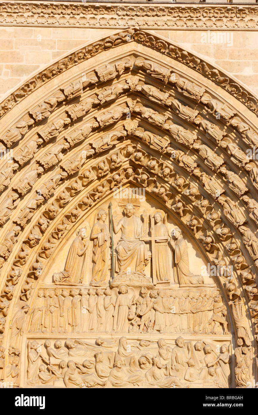 Jugement dernier tympan de la porte, avant de l'ouest, la cathédrale de Notre Dame, Site du patrimoine mondial de l'UNESCO, Paris, France Banque D'Images