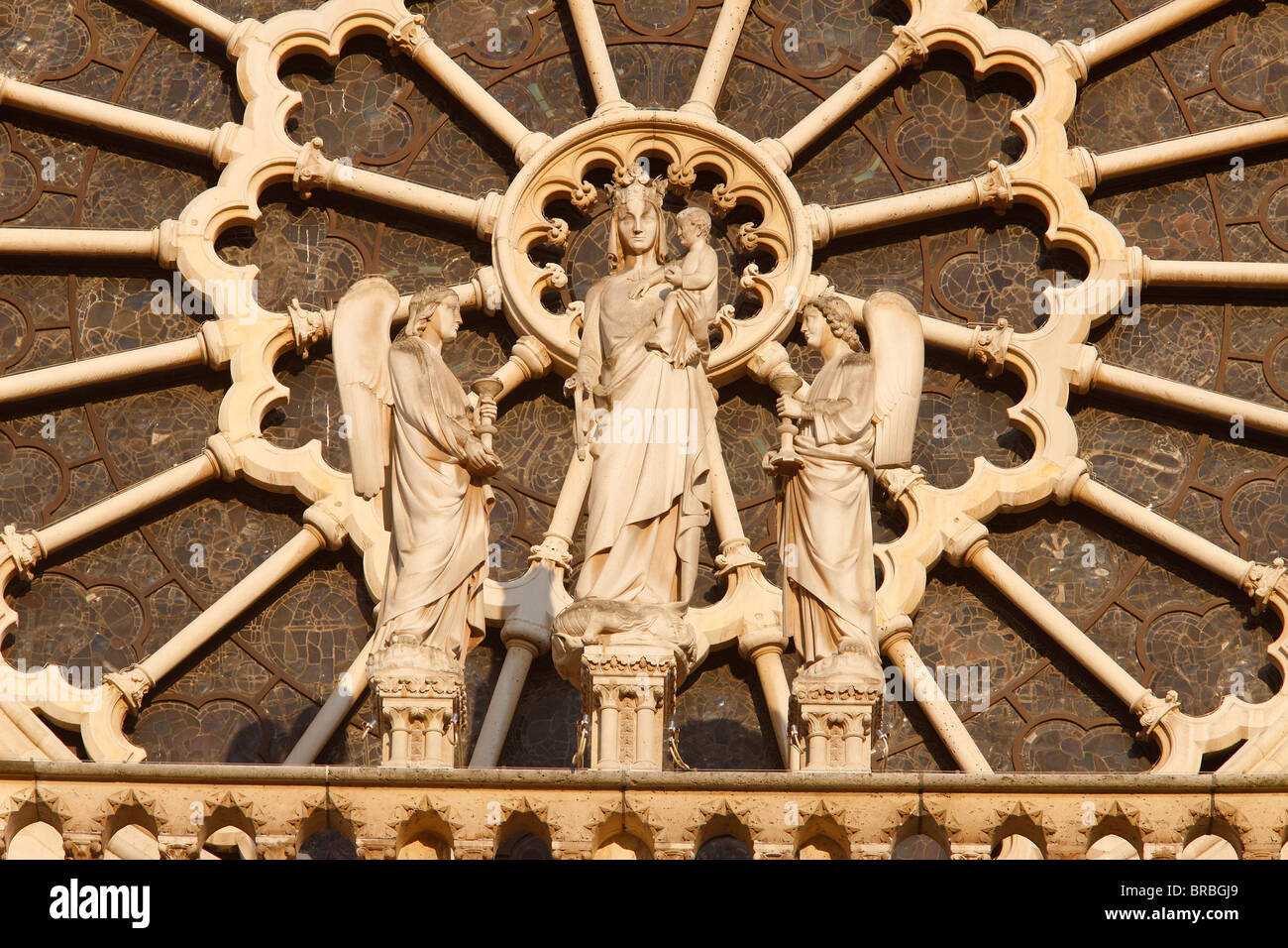 Vierge à l'enfant et anges avant l'ouest, la cathédrale de Notre Dame, Site du patrimoine mondial de l'UNESCO, Paris, France Banque D'Images