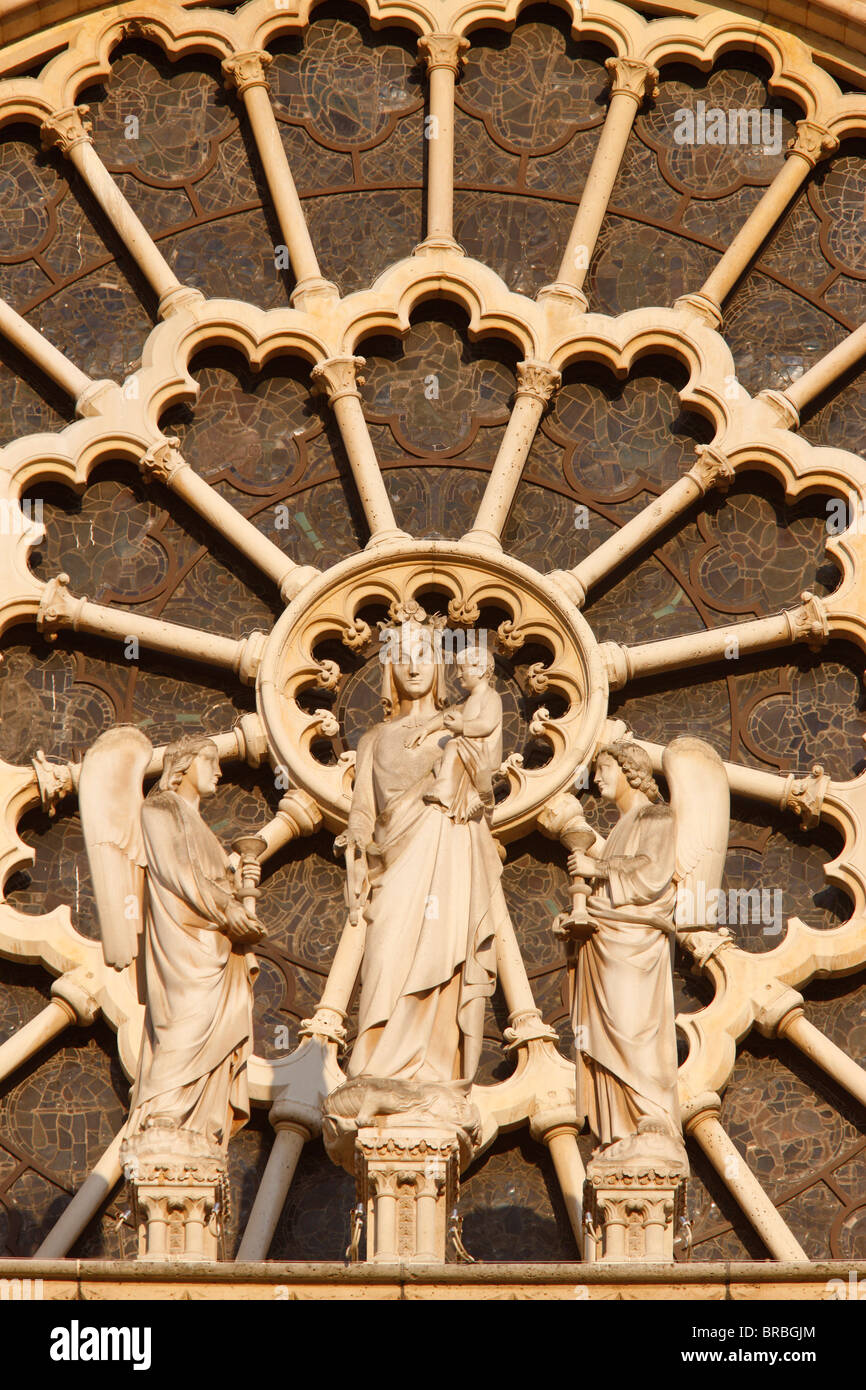 Vierge à l'enfant et anges avant l'ouest, la cathédrale de Notre Dame, Site du patrimoine mondial de l'UNESCO, Paris, France Banque D'Images