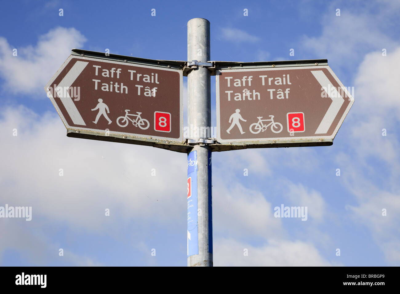 Cardiff (Caerdydd), Glamorgan, pays de Galles du Sud, Royaume-Uni. Route 8 du National cycle Network et panneau Taff Trail pour la voie publique Banque D'Images