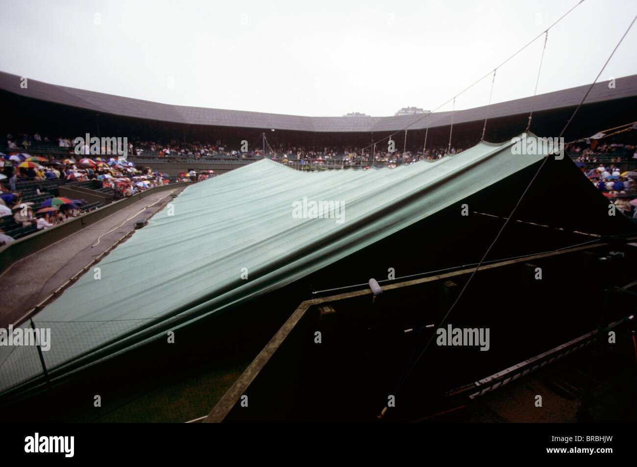 Les couvercles sont tiré plus de cour que la pluie cesse de jouer à un tournoi de tennis Banque D'Images