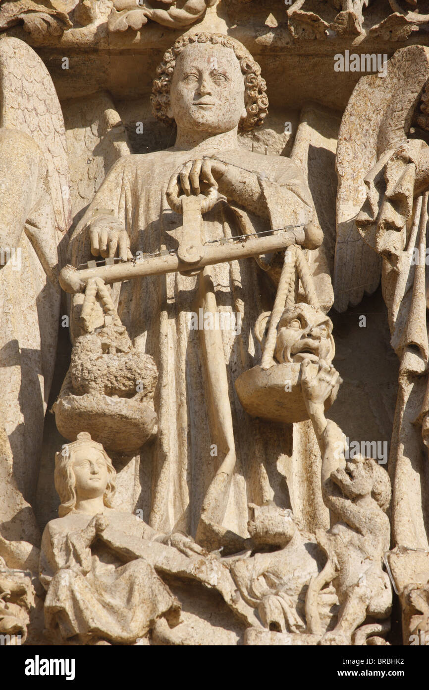Saint Michel et la pesée des âmes, tympan du Jugement dernier, porte centrale, la cathédrale d'Amiens, Amiens, Somme, France Banque D'Images
