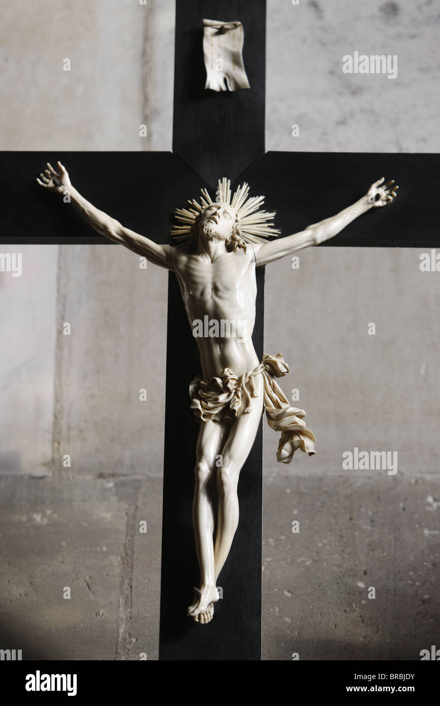 Christ en croix sculpture dans la Cathédrale Notre Dame, Paris, France Banque D'Images
