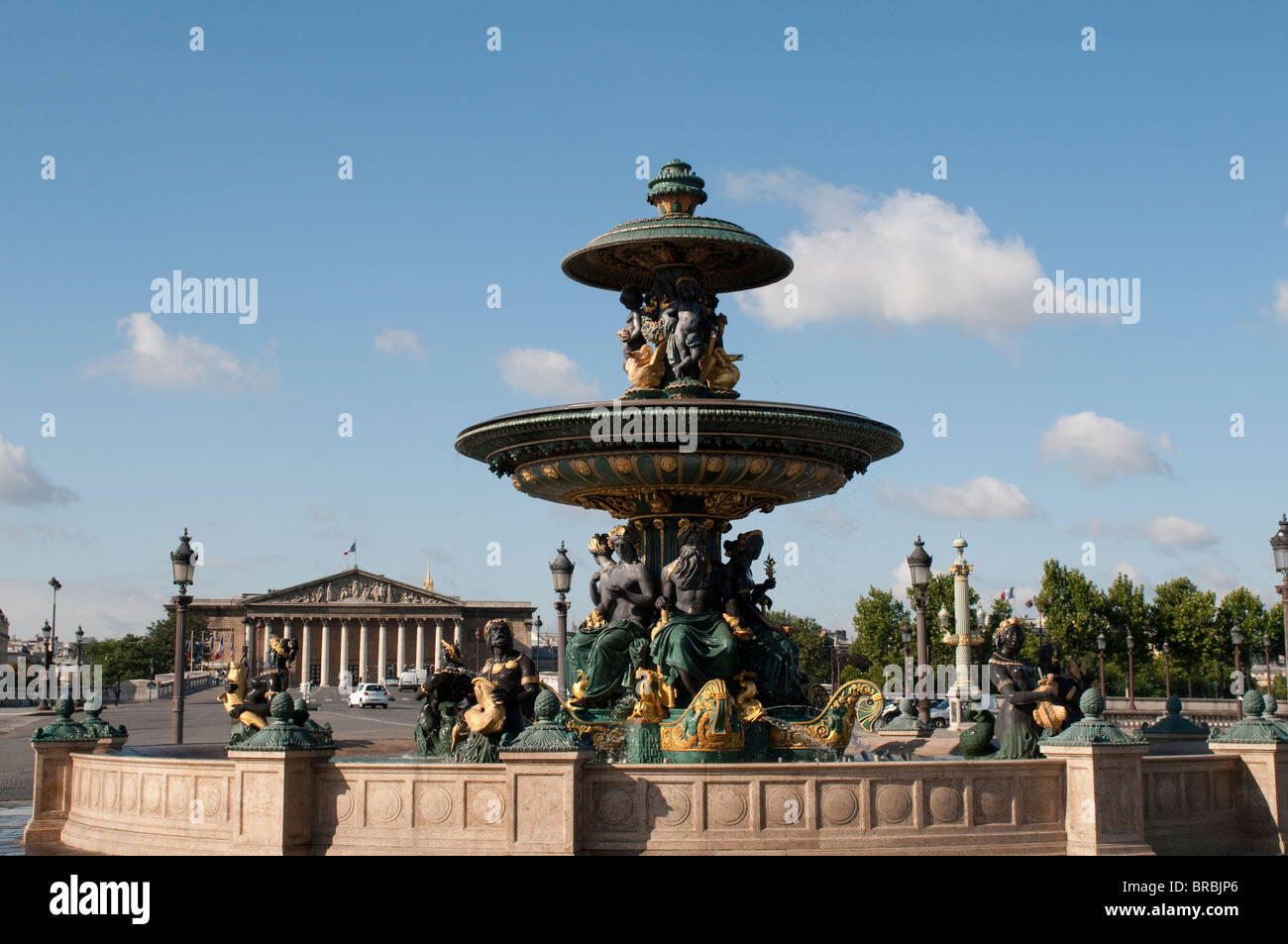 Place de la Concorde avec fontaine et Assemblée Nationale, Paris, France Banque D'Images