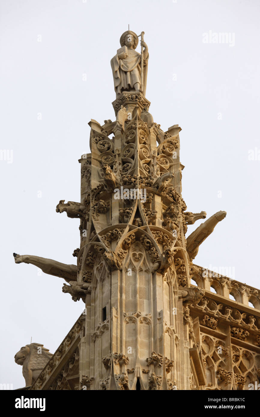 Statue de Saint James le haut de la tour Saint Jacques, Paris, France Banque D'Images