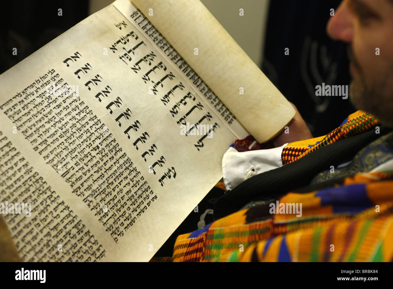 Livre d'Esther (Meguilah), célébration de Pourim dans une synagogue libérale, Paris, France Banque D'Images