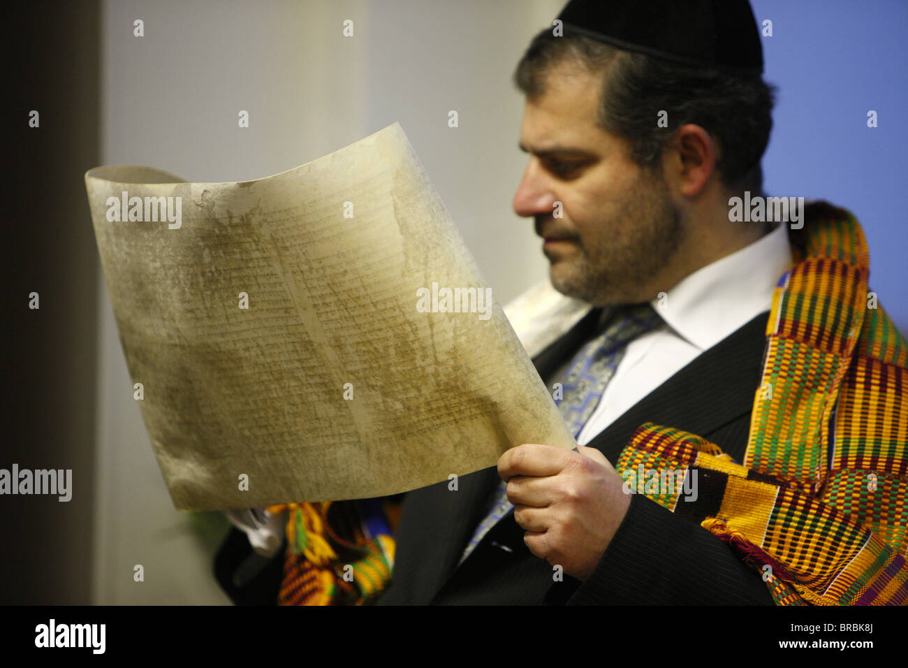 Livre d'Esther (Meguilah), célébration de Pourim dans une synagogue libérale, Paris, France Banque D'Images