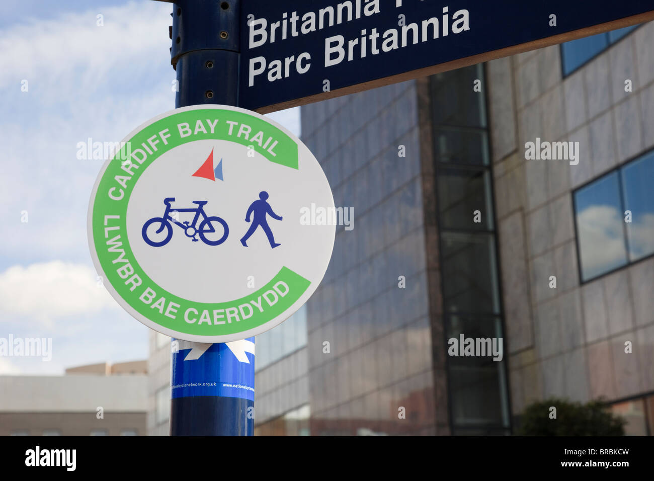 La baie de Cardiff (Bae Caerdydd), Glamorgan, Pays de Galles, Royaume-Uni, Europe. Cardiff Bay Trail Inscription pour la marche et le vélo de route. Banque D'Images
