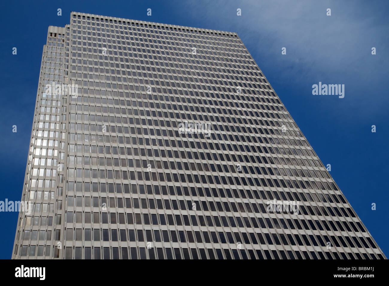 Gratte-ciel avec fond de ciel bleu et de réflexions des nuages Banque D'Images