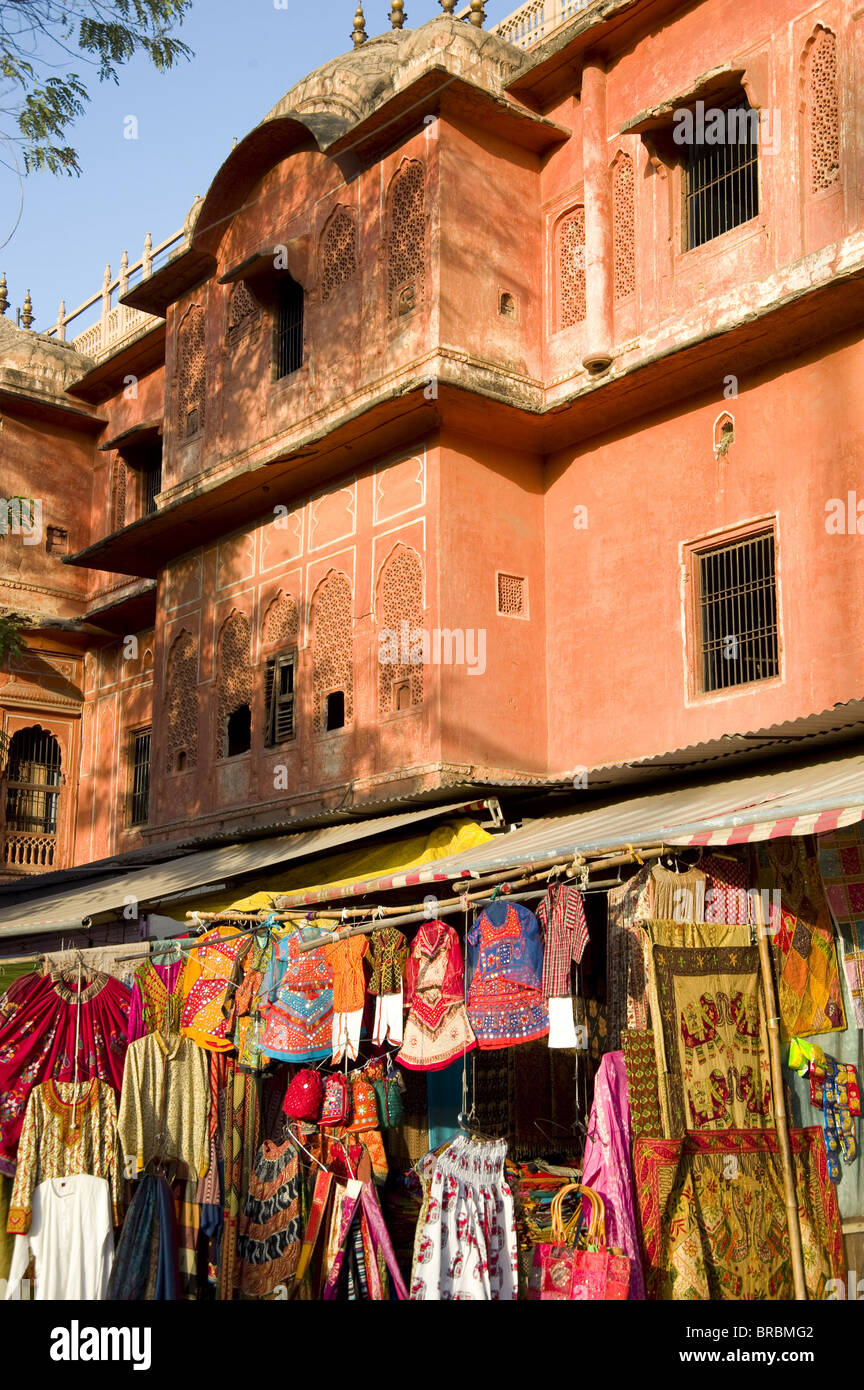 L'artisanat indien à vendre suivant dans la ville rose de Jaipur, Rajasthan, Inde Banque D'Images