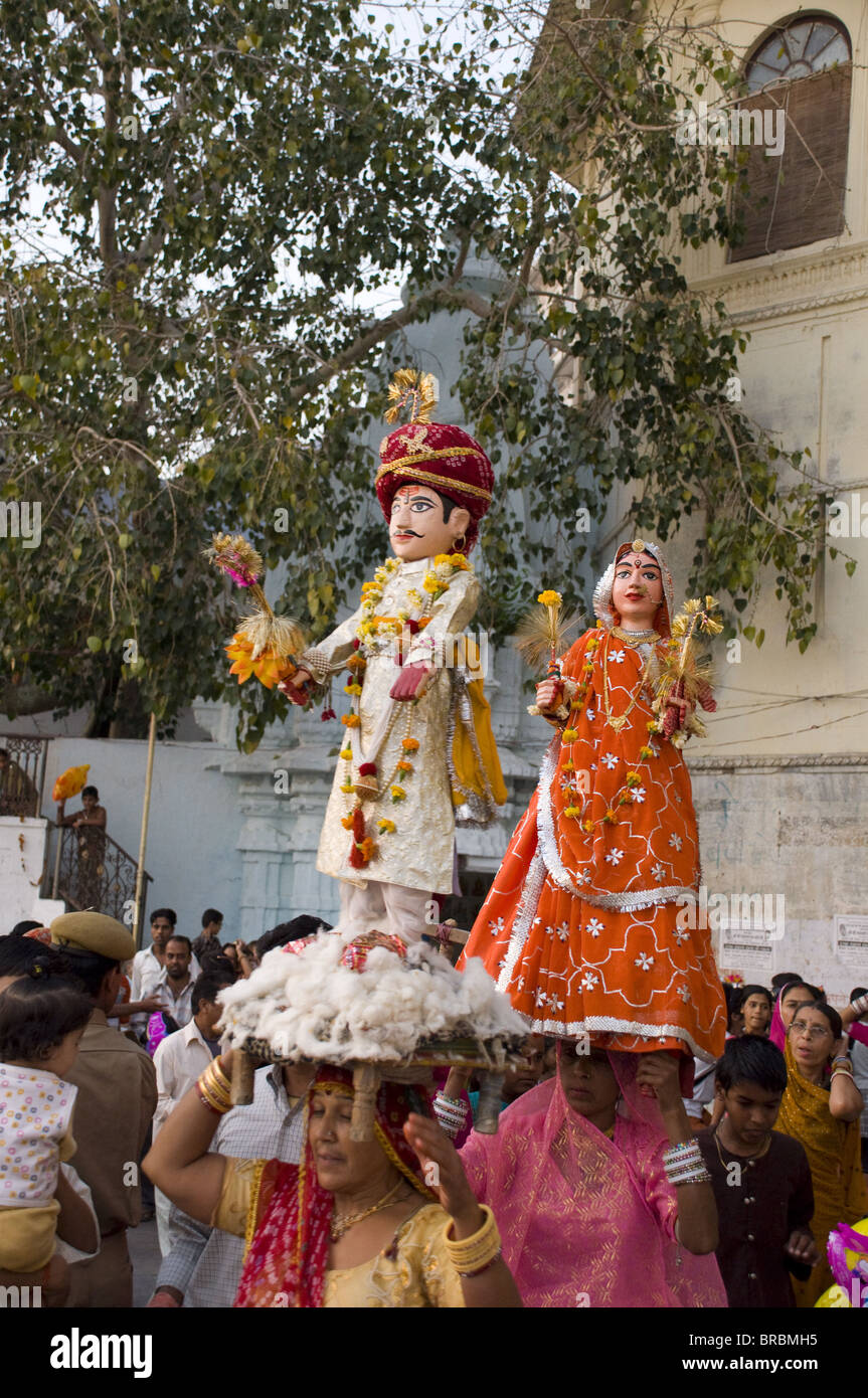 Sari femmes transportant des idoles au Mewar Festival à Udaipur, Rajasthan, Inde Banque D'Images