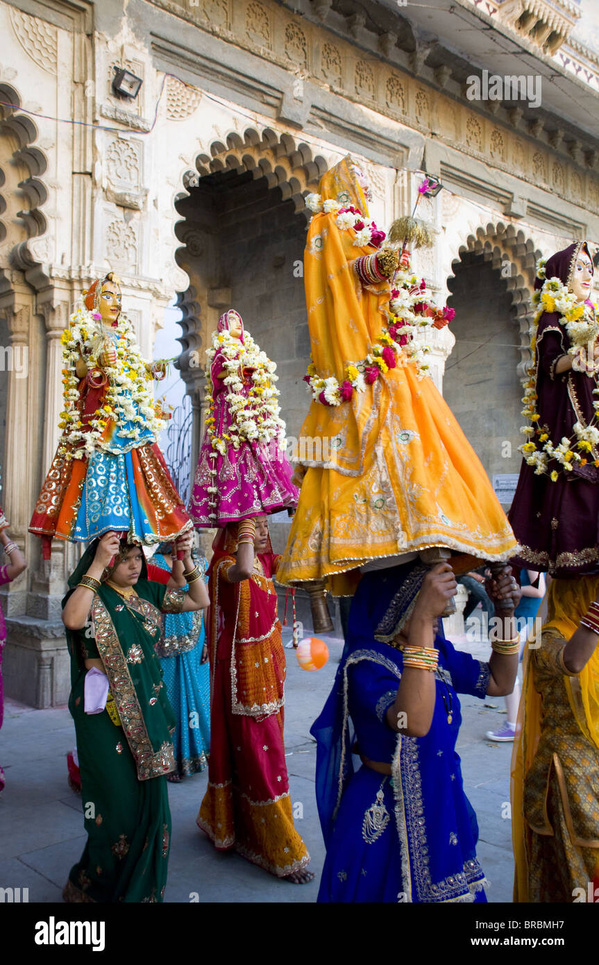 Sari femmes transportant des idoles au Mewar Festival à Udaipur, Rajasthan, Inde Banque D'Images