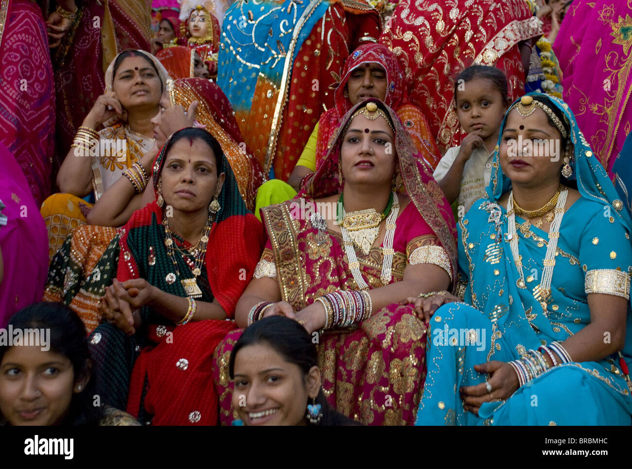 Les femmes portant des saris à l'Mewar Festival sur le lac Pichola, Udaipur, Rajasthan, Inde Banque D'Images