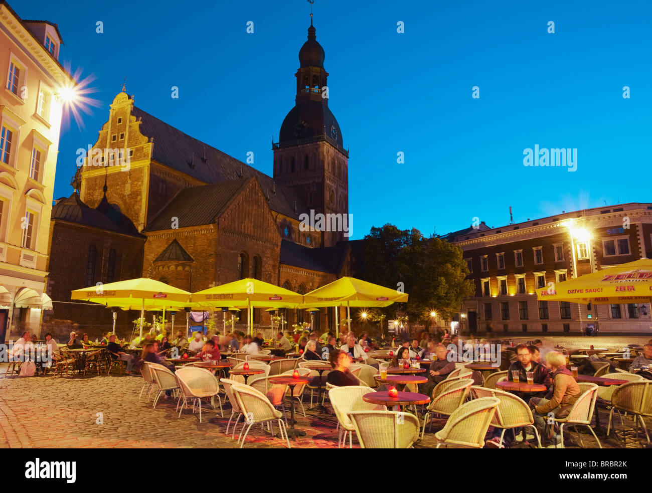 Les cafés en plein air et à la tombée de la Cathédrale du Dôme, Riga, Lettonie, Pays Baltes Banque D'Images