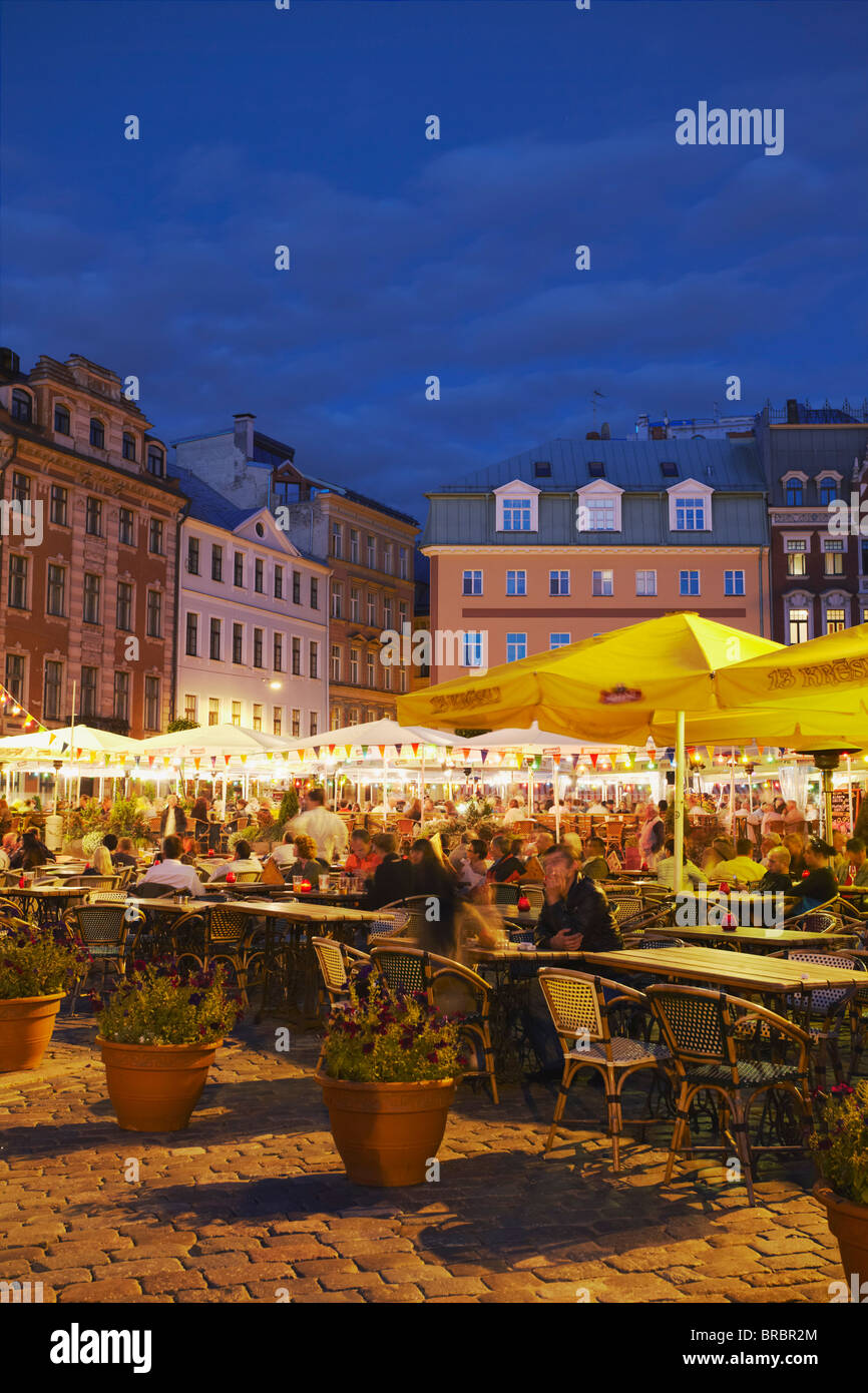 Les cafés en plein air et à la tombée de la Cathédrale du Dôme, Riga, Lettonie, Pays Baltes Banque D'Images
