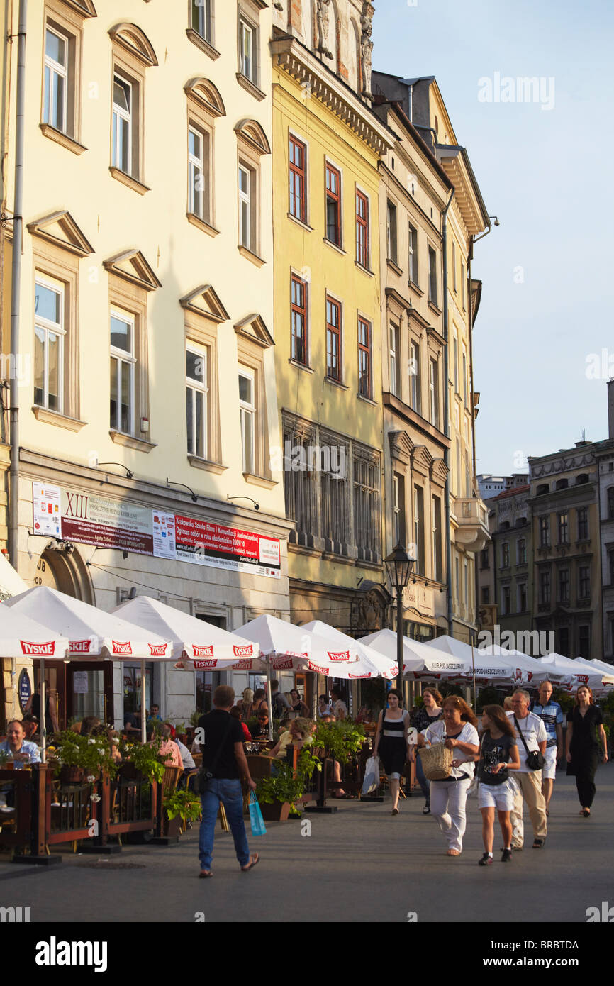 Dans les cafés en plein air place du marché (Rynek Glowny), Cracovie, Pologne Banque D'Images