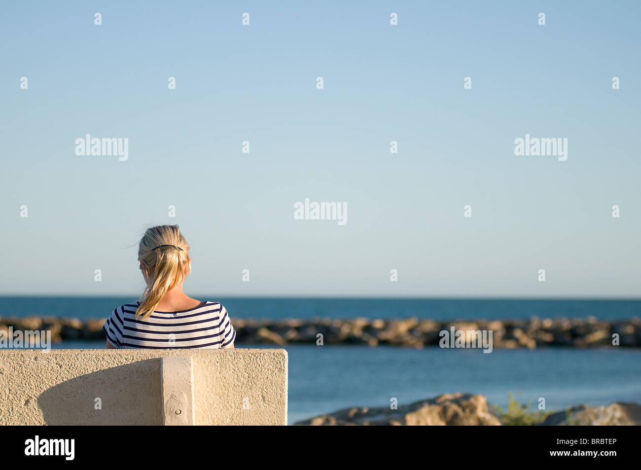 La solitude. Une femme en face de la mer Banque D'Images
