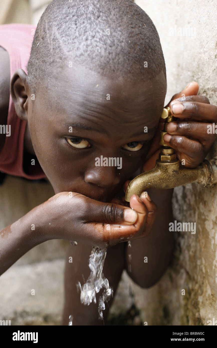 Boy drinking water, Dakar, Sénégal, Afrique de l'Ouest Banque D'Images
