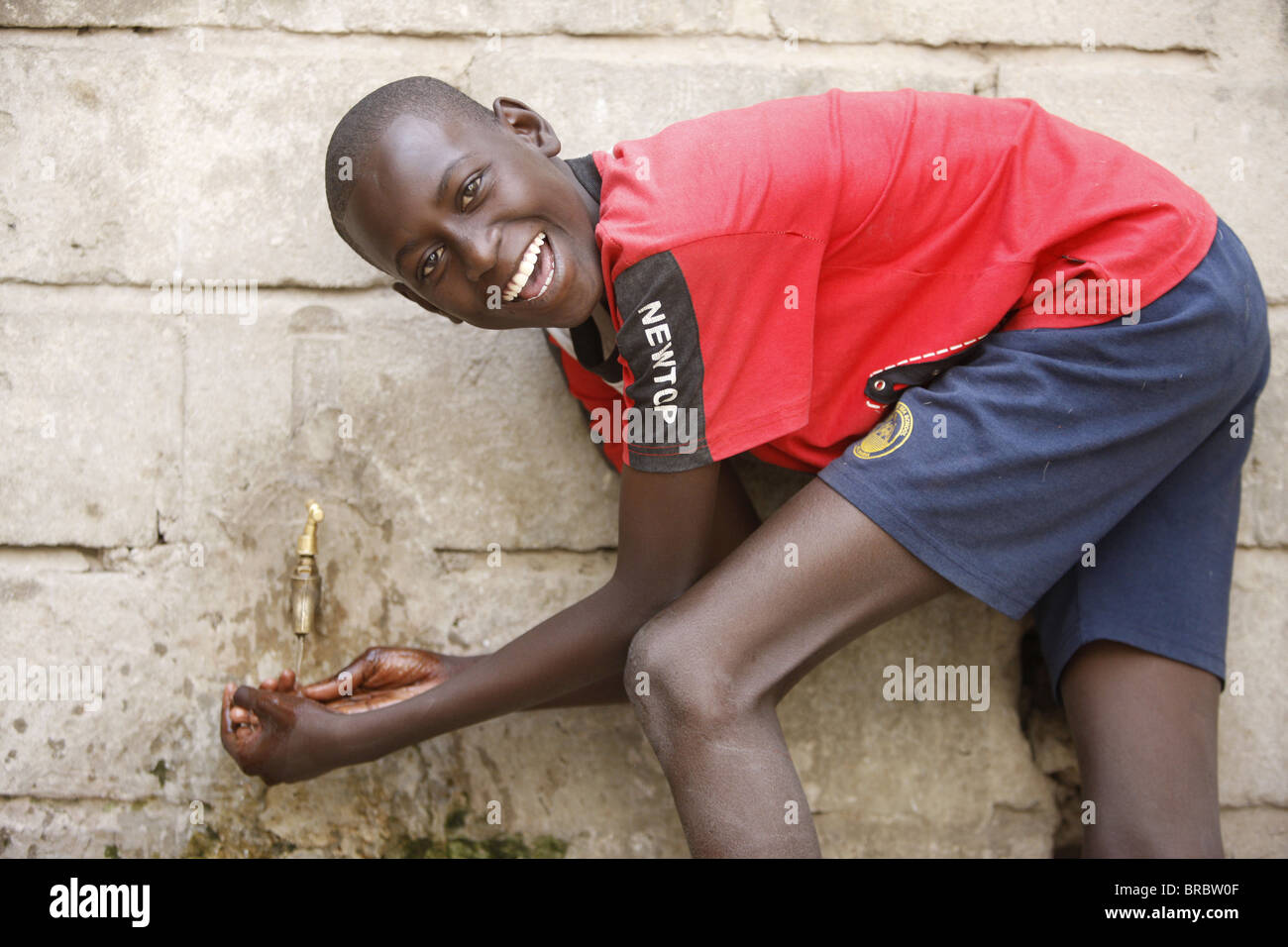 Garçon, se laver les mains, Dakar, Sénégal, Afrique de l'Ouest Banque D'Images