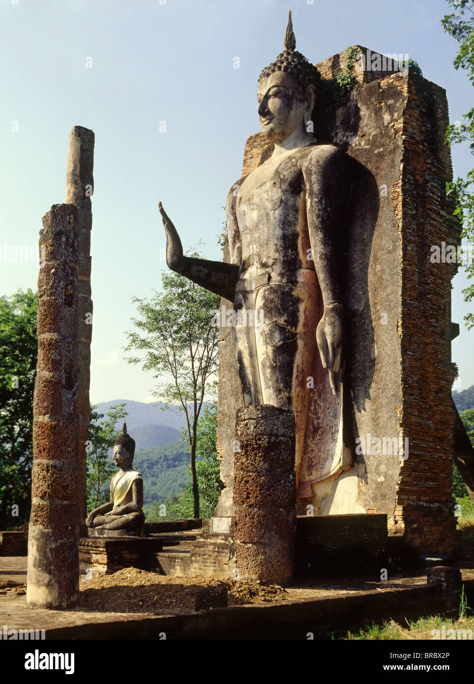 Bouddha Debout à Wat Saphan Hin, Sukhothai, UNESCO World Heritage Site, Thaïlande Banque D'Images
