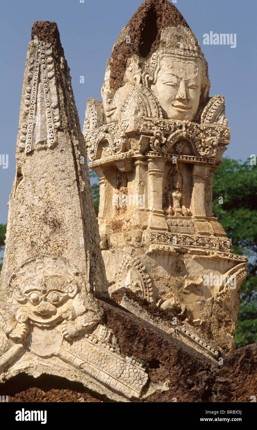 Décorations en stuc sur la porte de Wat Mahathata Chalieng, Thaïlande Banque D'Images