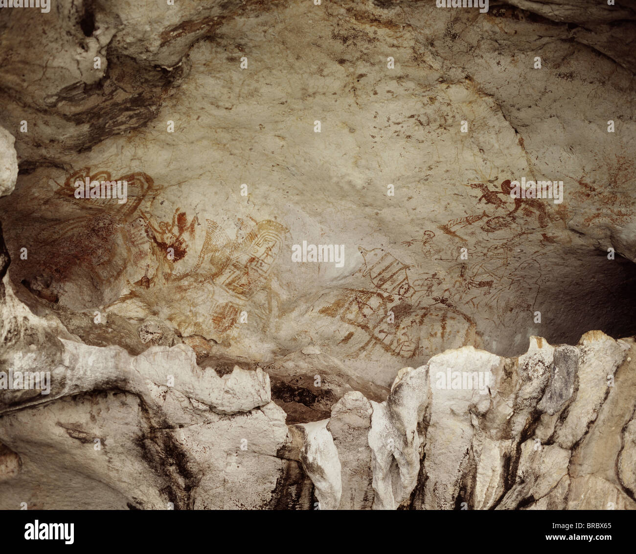 Peinture préhistorique sur le mur d'une caverne sur Koh Phi Phi, Thaïlande, la baie de Phangnga Banque D'Images