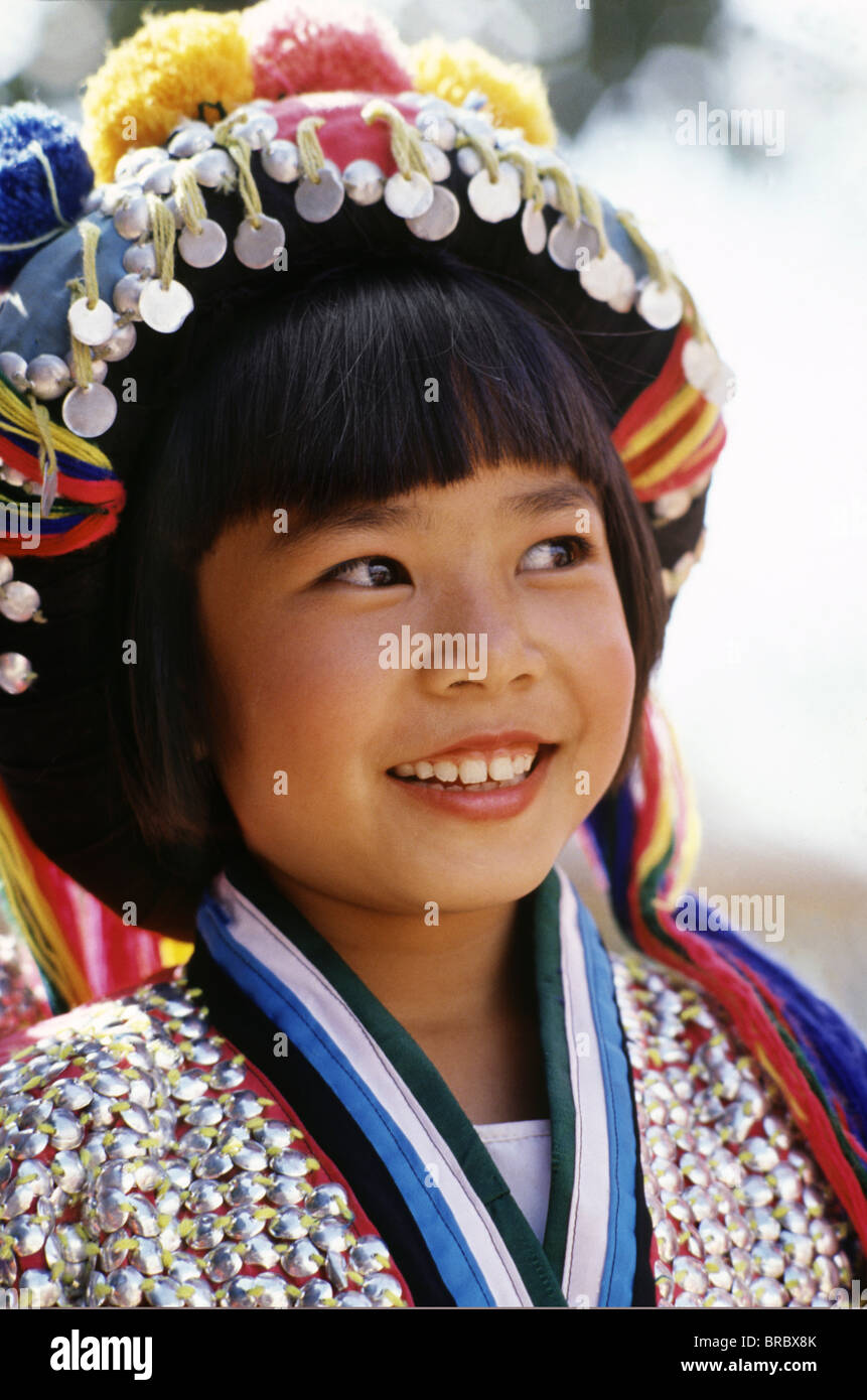 Petite fille thaïe en costume des tribus des collines, Chiang Rai, Thaïlande Banque D'Images