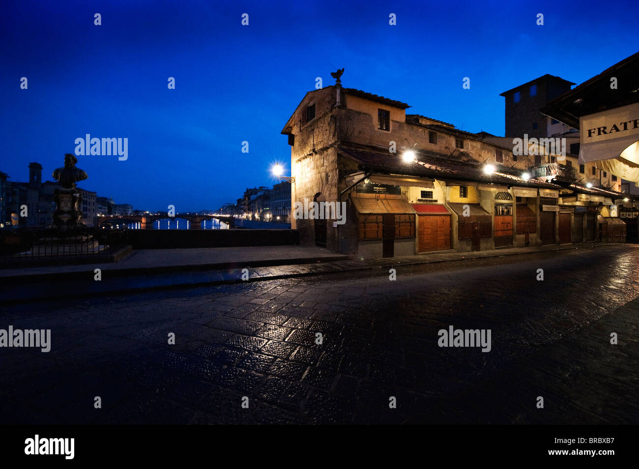 La nuit sur le Ponte Vecchio, pont médiéval sur la rivière Arno, à Florence, en Italie. Banque D'Images