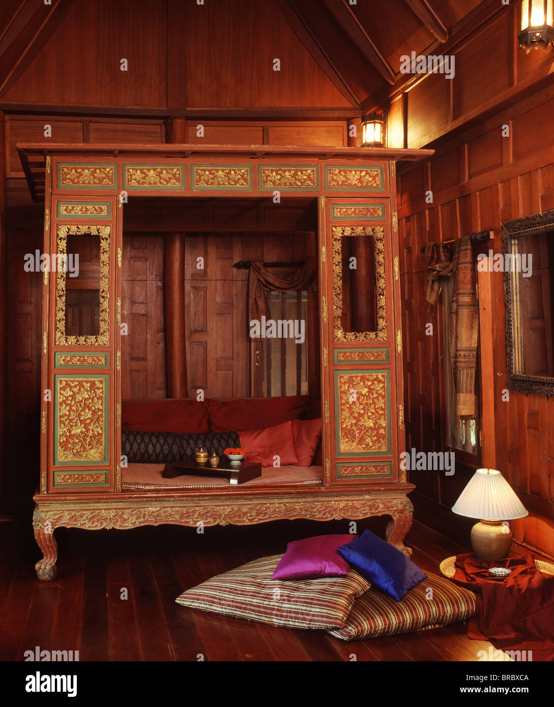 Intérieur d'une maison de style Thaï avec un lit Thai-Chinese, Thaïlande  Photo Stock - Alamy