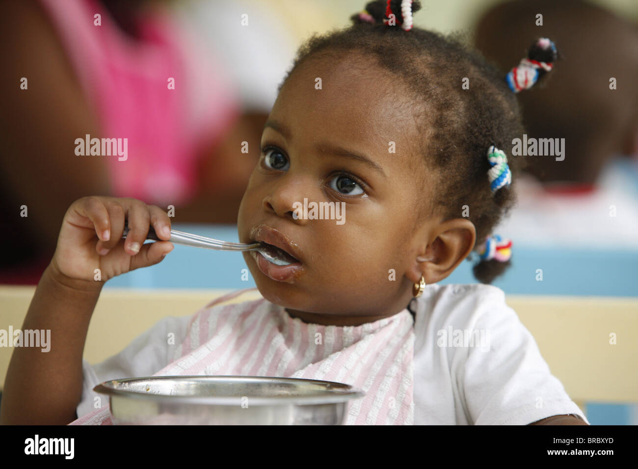 L'heure du repas dans une pépinière et de la maternelle dirigée par des religieuses catholiques, Lomé, Togo, Afrique de l'Ouest Banque D'Images