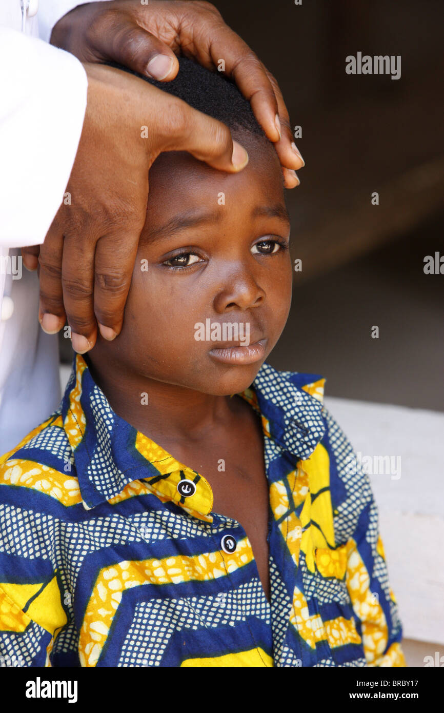 Enfant Africain bénie par un prêtre, Lomé, Togo, Afrique de l'Ouest Banque D'Images
