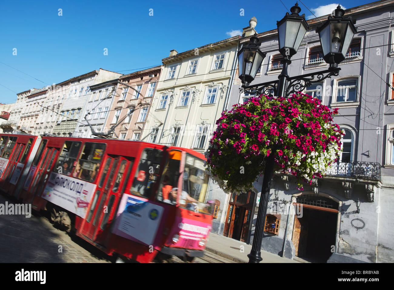 Le Tram passant par la place du marché (Ploscha Rynok), Lviv (Lvov), l'ouest de l'Ukraine, l'Ukraine Banque D'Images