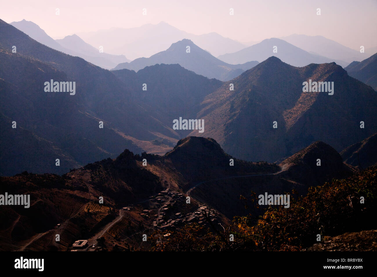 Vue sur montagnes Qandil une région montagneuse du Kurdistan iraquien près de la frontière Iran-irak. La région appartient à la chaîne de montagnes de Zagros et est difficile d'accès, avec un relief accidenté. Banque D'Images