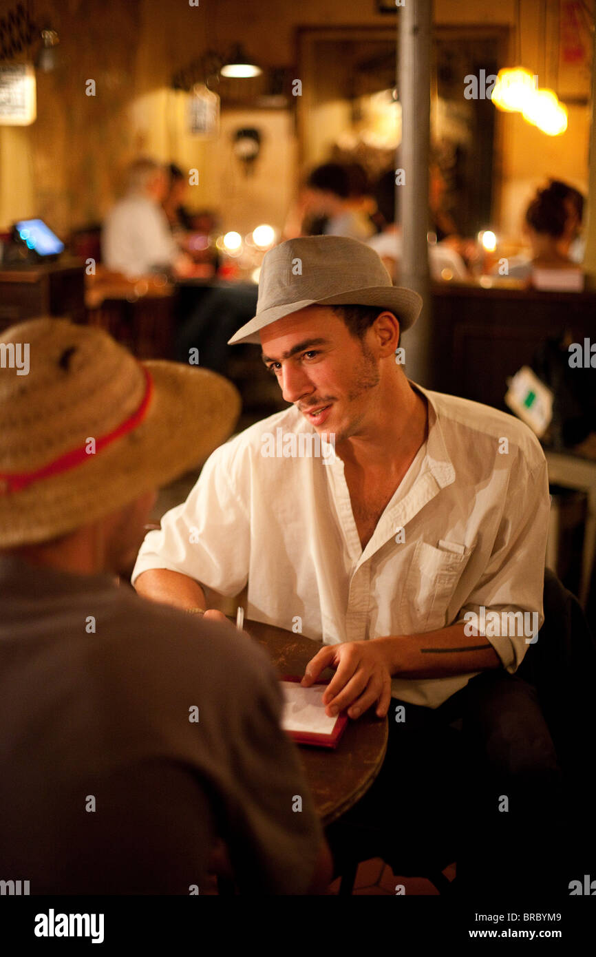 La Patache bar dans le Canal St Martin de Paris, France Banque D'Images