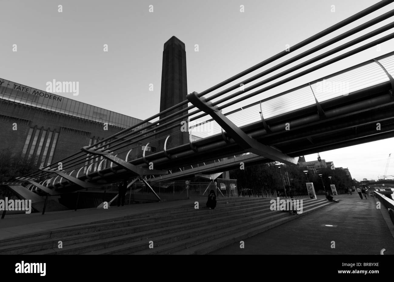 London Millennium Bridge et la Tate Modern, Londres, Royaume-Uni. Banque D'Images