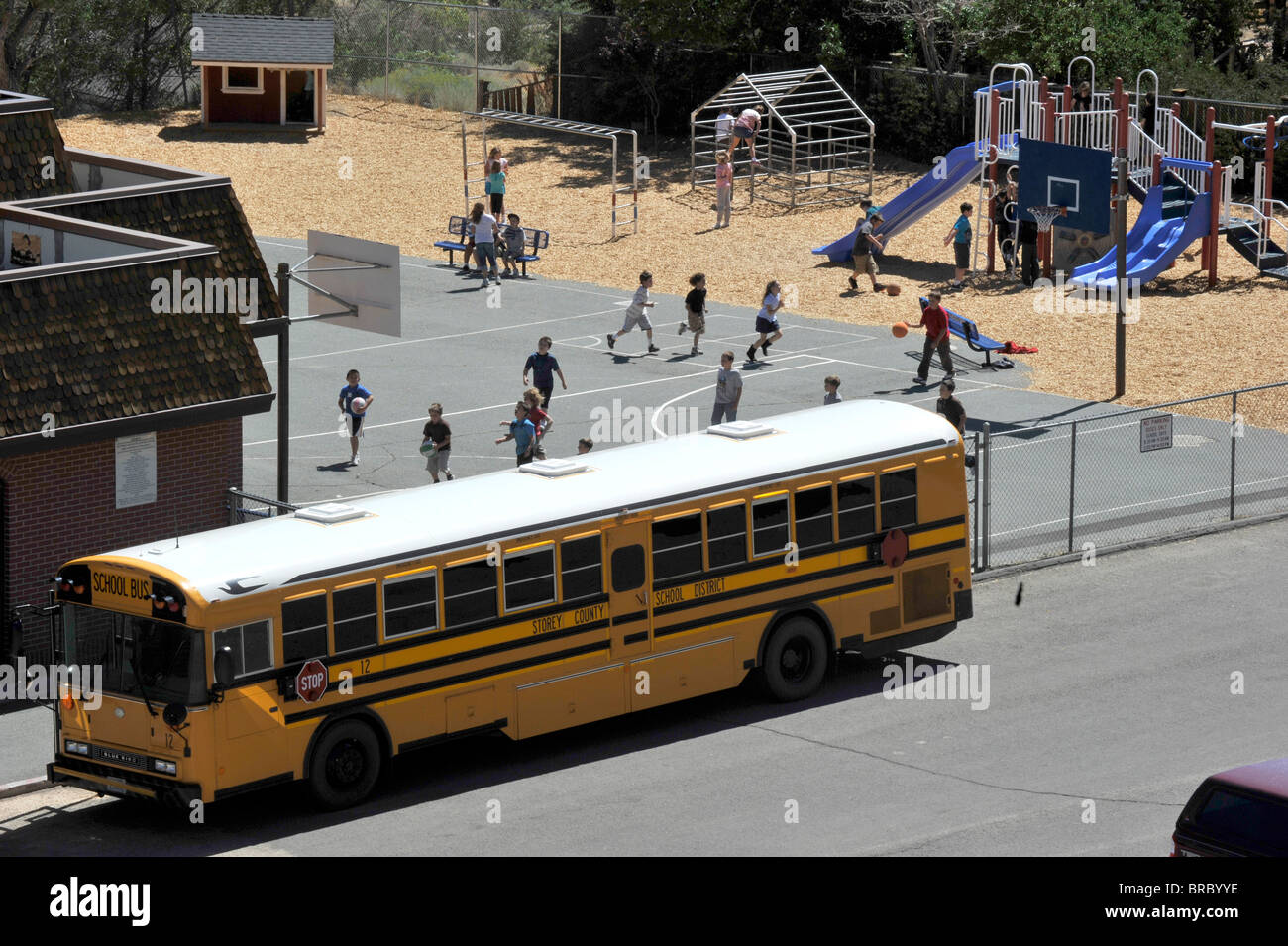 American School avec bus à Virginia City dans le Nevada Banque D'Images