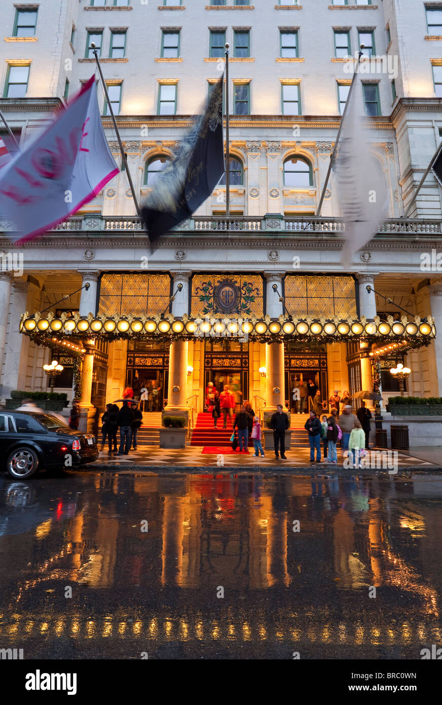 Entrée de l'hôtel Plaza sur la Cinquième Avenue, Manhattan, New York City, New York, USA Banque D'Images