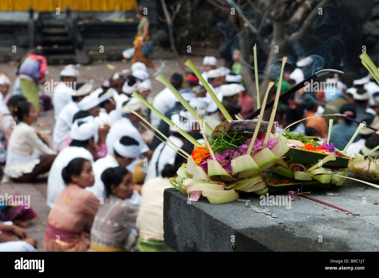 Offrant au temple Goa Lawah à Bali, Indonésie Banque D'Images