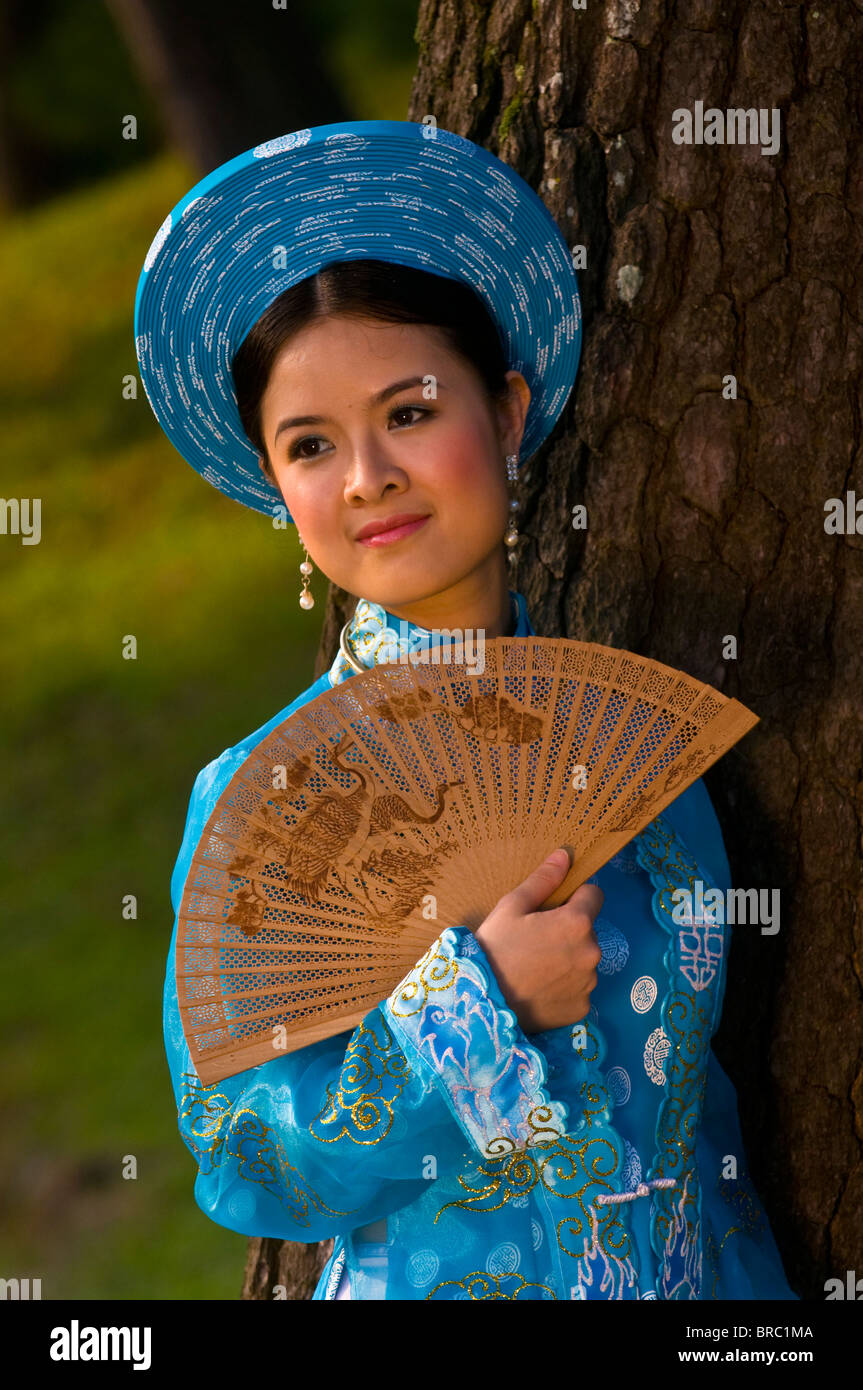 Mariée habillé en costume traditionnel qui pose pour la caméra, Hue, Vietnam, Indochine Banque D'Images