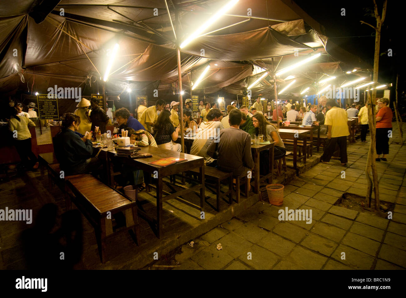 Photo de nuit de stands de nourriture, Hoi An, Vietnam, Indochine Banque D'Images