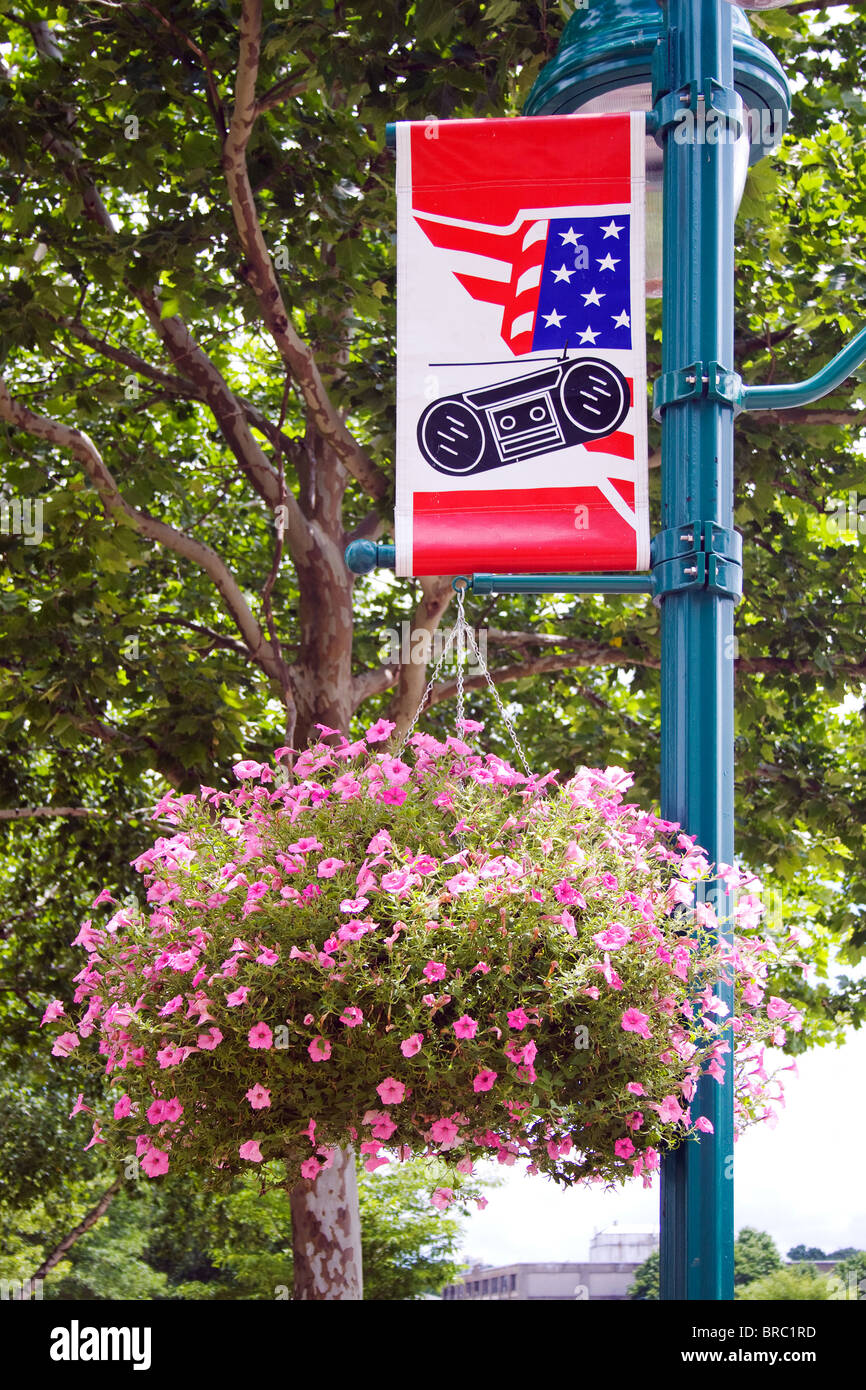 La Boom Box Parade à Willimantic, Connecticut, est une tradition originale du 4 juillet où les participants marchent avec des radios au lieu d'un groupe. Banque D'Images